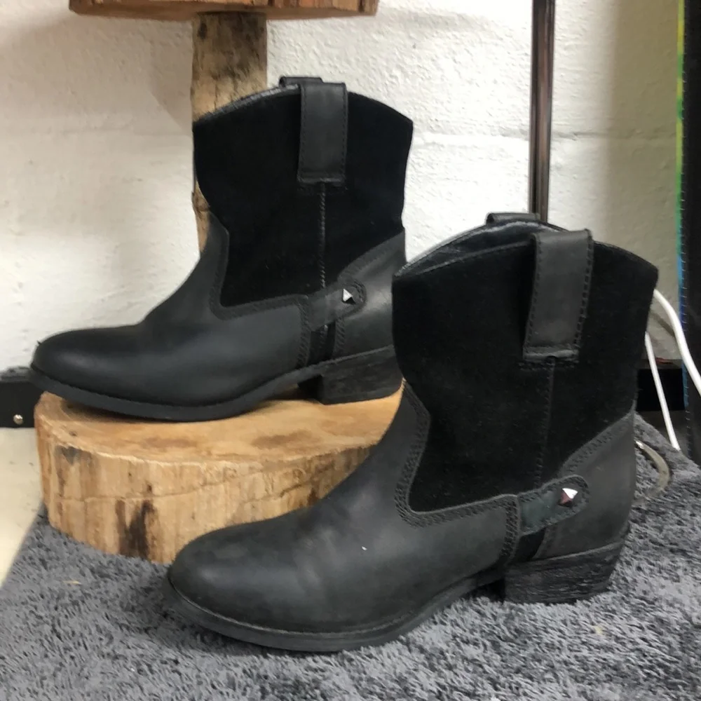Unbranded black leather boots low‎ top girls size 4